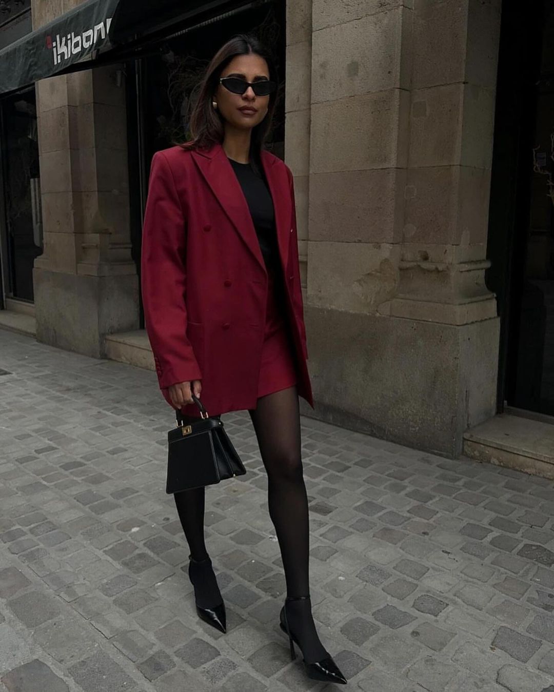 Стилист показала трендовый цвет одежды, который можно легко совмещать: модные фото